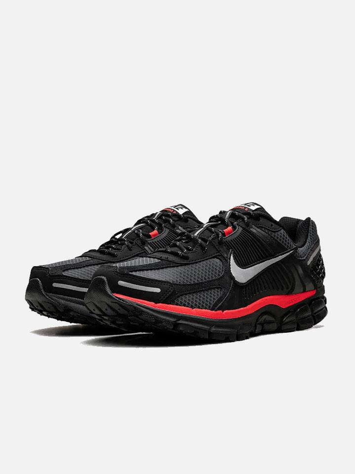 NIKE ZOOM VOMERO 5 BLACK METALLIC UNIVERSITY RED