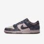 NIKE DUNK LOW RETRO PREMIUM PLATA METALIZADO/GRIS UNIVERSITARIO/CUEVA/SOMBRÍO APAGADO