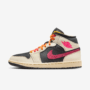 NIKE AIR JORDAN 1 MID SE EDGE MUJER MARFIL PALIDO/NEGRO/MUSELINA/ROSA CORREDOR